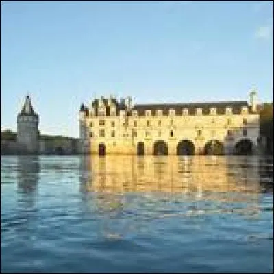 Pr&egrave;s de quelle rivi&egrave;re le ch&acirc;teau de Chenonceau est-il ?