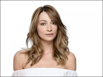 Quel est le pr&eacute;nom de cette pr&eacute;tendante consid&eacute;r&eacute;e comme une femme-enfant ?