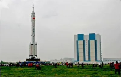 Quel est le nom des fusées qui ont permis à la Chine de lancer ses premiers satellites ?