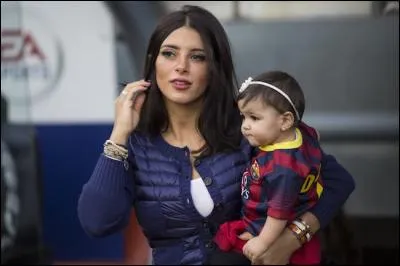 Cesc Fabregas est marié à une dame qui porte le prénom d'une chanson de Johnny. Lequel ?