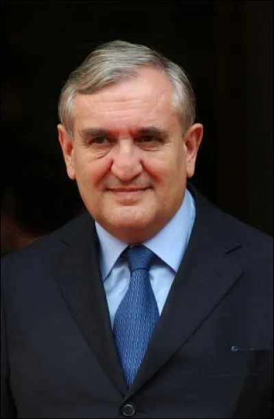 Après avoir été Ministre du Commerce et de l'Artisanat de 1995 à 1997, il est Premier Ministre de 2002 à 2005. De qui s'agit-il ?