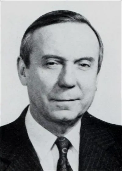 Après avoir été Ministre de la Justice en 1958-59, il est Premier Ministre de 1959 à 1962. Il est ensuite, entre 1966 et 1973, successivement ministre de l'Economie et des Finances, des Affaires Etrangères et de la Défense. De qui s'agit-il ?