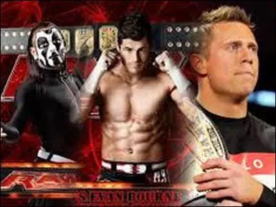 Qui a déjà porté un masque à la WWE parmi les 3 catcheurs suivants ?