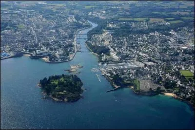 Cette ville cache dans sa baie une petite île, l'île Tristan, accessible uniquement à pied quand la marée le permet.