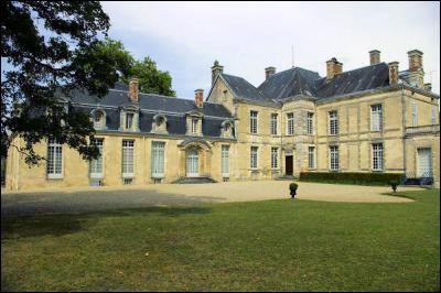 C'est un magnifique château Louis XIII devenu célèbre grâce à Voltaire et à la relation qu'il entretenait avec la maîtresse des lieux.