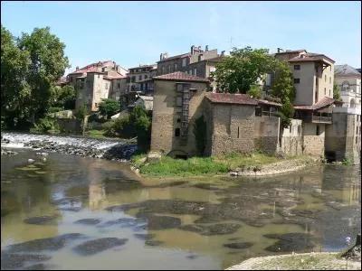 Préfecture des Landes, elle est surnommée "la Ville aux trois rivières".