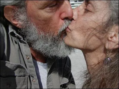 Avec le temps, le baiser réduit votre niveau d'hormone du stress. Comment s'appelle cette hormone ?