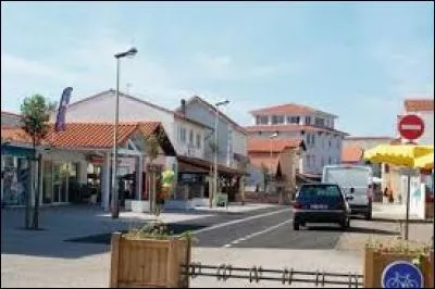 Je vous emmène à Mimizan. Station balnéaire de la Côte d'Argent, dans le Pays de Born, elle se situe dans le département ...