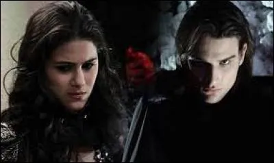 La voyante dit à Mirco que son amour sera une fille qui a :