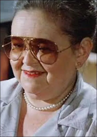 Comment s'appelle la médium qui vient en aide à la famille ?