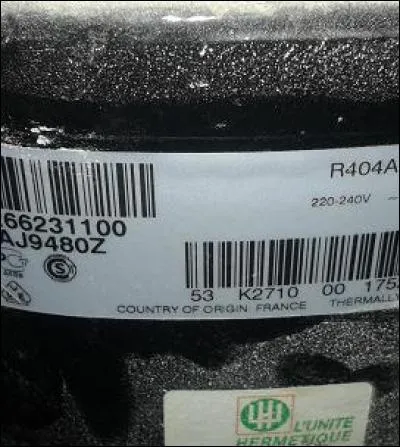 D'après l'étiquette de ce compresseur, quel est le type de fluide utilisé ?