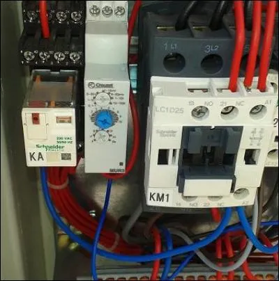 Le relais à côté du contacteur d'un compresseur sert...