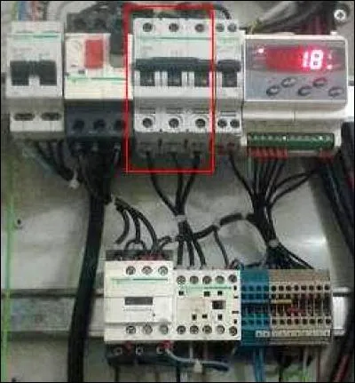 Dans ce coffret de chambre froide négative il y a trois disjoncteurs : un pour le groupe de condensation, un pour la commande et la régulation et un troisième tripolaire. 
Quel organe protège ce dernier ?