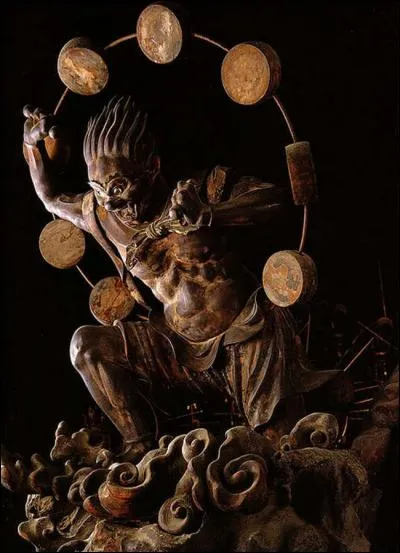 Pourquoi les petits enfants japonais doivent se cacher le ventre pendant l'orage ?