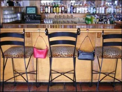 Dans ce pays, il est néfaste de laisser toucher du sol votre sac à main : vous risquez de perdre de l'argent ! Où donc ?