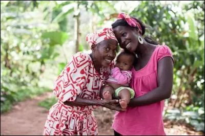 En Haïti, vous avez plusieurs manières malencontreuses de provoquer la mort de votre mère : balayer la nuit, marcher sur les genoux et .... (Complétez ! )