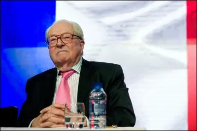 Il a été cinq fois le candidat d'extrême-droite à l'élection présidentielle. Il n'obtient que 0, 7% en 1974 mais dépasse les 10% aux autres scrutins et accède au second tour en 2002. De qui s'agit-il ?