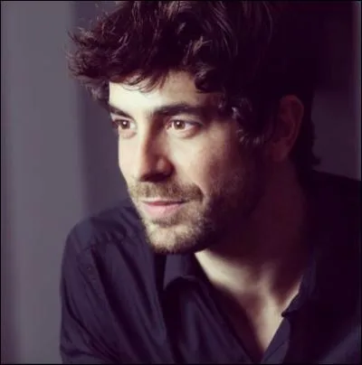 Ce jeune homme est en couple avec :