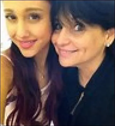 Comment s'appelle la mère d'Ariana Grande ?