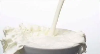 Quelle protéine provoque la coagulation du lait par sa dénaturation ?