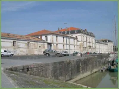 Dans quel port débarquèrent les premiers réfugiés acadiens en Poitou-Charentes ?