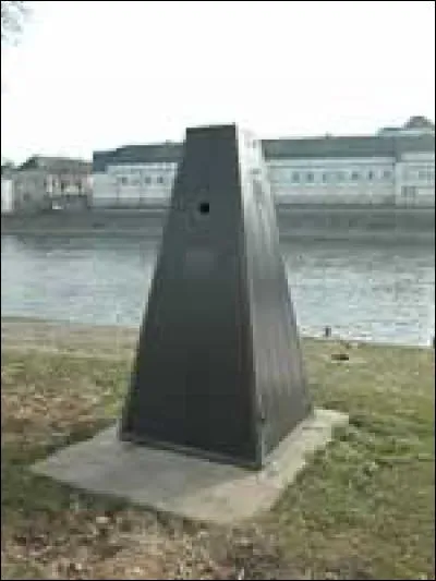 Dans quelle ville célèbre pour sa manufacture d'armes, port fluvial à l'époque, se trouve cette borne commémorative de l'arrivée des Acadiens dans le département de la Vienne ?