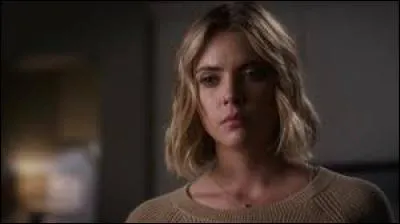 Dans l'épisode 12 de la saison 1, dans quoi Hanna cherche-t-elle l'argent ?