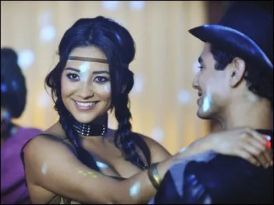 Dans l'épisode 13 de la saison 3 (Halloween), nos héroïnes se rendent à une soirée déguisée organisée à Ravenswood. De quelle couleur le costume d'Emily est-il ? (Ah non ! On ne triche pas, on ne va pas regarder.)