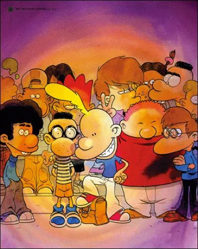 Hugo est habillé d'un pull blanc et pantalon rouge.