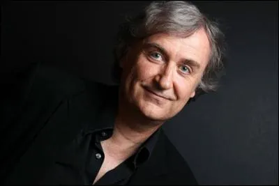 C'est un dessinateur de presse et caricaturiste français, né à Paris le 23 mars.