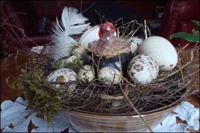 À quelle époque commence-t-on à remplacer les oeufs de poule par des oeufs en or ? Et où cela commence-t-il ?