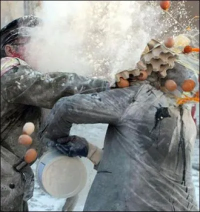 Maintenant voyons différentes coutumes. D'abord en Grèce, qu'organisent les familles de très charmant à Pâques ?