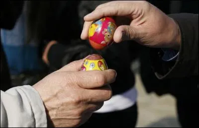 Restons dans les pays orthodoxes, une fois l'oeuf coloré et peint, on peut le désigner comme porte-bonheur. Cet oeuf servira à frapper l'oeuf d'une autre personne, en l'occurence votre adversaire, qu'arrive-t-il si l'oeuf de votre adversaire se brise lors du choc ?