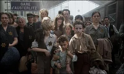 Opération policière exécutée à l'improviste dans un lieu suspect, arrestation massive de personnes :