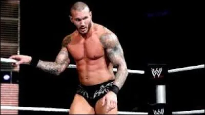 En 2014, avec quel autre superstar Randy a-t-il affronté les Usos pour les titres par équipes lors d'un RAW ?