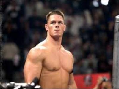 En quel mois de l'année 2000 se déroulait la première apparition de John dans un SmackDown non-télévisé ?