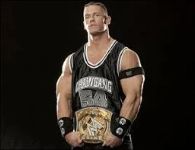 En 2005, à WrestleMania, Cena gagne le titre de la WWE.
Mais face à qui ?