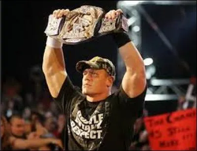 Fin 2006, Cena finit par perdre le titre de la WWE à cause d'une superstar qui a cashé sa mallette du Money in the Bank.
Qui a cashé sa mallette et remporté le titre ?