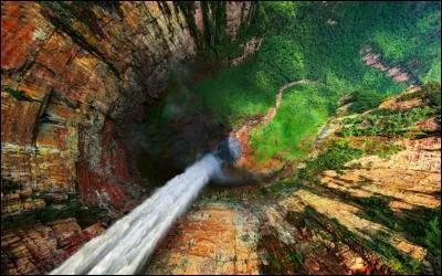 Là je vous propose une expérience unique, Salto Angel, la plus haute chute d'eau du monde, prévoyez un parachute pour redescendre, suivez-moi, on y va !