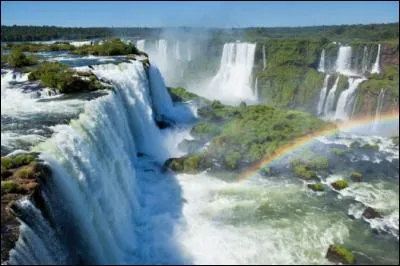 Un saut par dessus l'Atlantique et nous voici arrivés aux chutes d'Iguazu, certainement les plus étendues du monde, notez l'orthographe de ce nom, c'est elle qui vous donne le nom du pays !