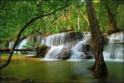 Suivez-moi, nous allons en profiter pour visiter la cascade de Huai-Mae-Khamin, elle vaut le déplacement, prenez l'avion pour ...
