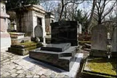 Je m'éteins le 27 mars 2016, jour de Pâques, à l'âge de 90 ans, à Paris, et suis inhumé dans la tombe familiale, située au cimetière du Père-Lachaise (10e division). Mais quittons-nous sur une note plus joyeuse. Dans les années 80, quel humoriste m'imitait en faisant de grands gestes, de drôlissimes mimiques et en racontant l'Histoire à sa façon ?