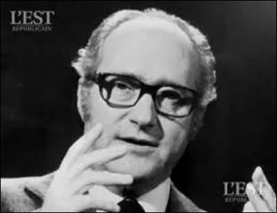 Journaliste, je publie mes premiers articles en 1946. En 1949, je sors mon deuxième livre "Letizia : Napoléon et sa mère", qui se verra récompensé par le prix d'Histoire de l'Académie française. Le 18 octobre 1951, je crée avec Jean-François Chiappe et André Castelot, ma première émission radio intitulée "La Tribune de l'Histoire". Sur quelle station était-elle diffusée ?