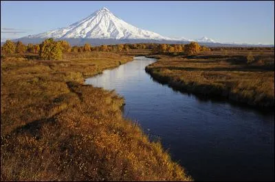 Avec son cône parfait et sa situation au milieu d'une nature exceptionnelle, ce volcan du Kamtchatka atteignant 4 750 mètres est certainement l'un des plus majestueux au monde. Quel sommet est représenté sur cette photo ?