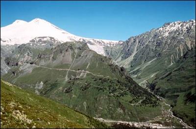 Parmi ces chaînes de montagnes situées en tout ou en partie en Russie, laquelle atteint l'altitude la plus élevée ?
