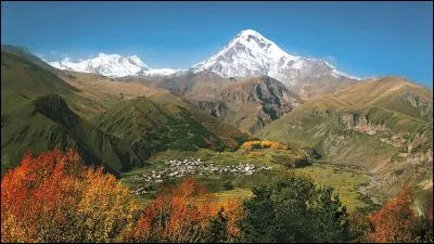 Située à l'extrémité sud-ouest de la Russie, la région du Caucase est, depuis longtemps, très instable politiquement. Avec quel pays limitrophe la Russie se dispute-t-elle l'Abkhazie et l'Ossétie du Sud ?