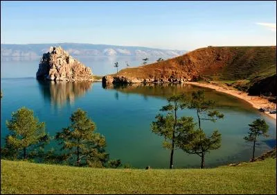 Sur votre parcours, vous ferez très certainement une halte pour admirer le célèbre et majestueux lac Baïkal. A cette fin, dans quelle grande ville sibérienne devrez-vous descendre du train ?