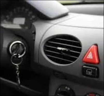 Quels feux allume-t-on quand on appuie sur ce bouton rouge ?