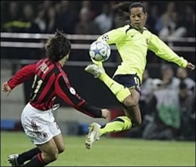 Joli geste technique de Ronaldinho...