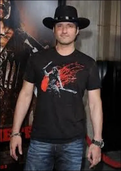 Ce cinéaste d'origine mexicaine, très actif depuis le début des années 90, a réalisé entre autres des films tels que "Desperado", "Une nuit en enfer", "The Faculty", "Spy Kids" ou encore "Machete". Il s'agit de Robert ...